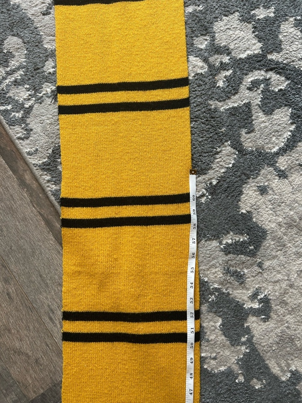 Cinereplicas Hufflepuff extra long Scarf has slight wear GUC - Picture 9 of 11